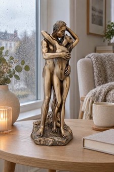 ROMANTISKE FIGURER. Figur af forelsket par i en kærlighed omfavnelse