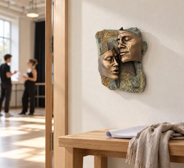Evig kærlighed i sten – Skulptur Der Forbinder Sjæle På Væggen