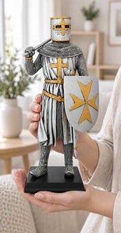 HISTORISK FIGUR. Stående crusader figur med økse og skjold