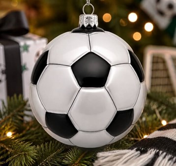 Julepynt fodbold. Glas julekugle i form af sort og sølv fodbold