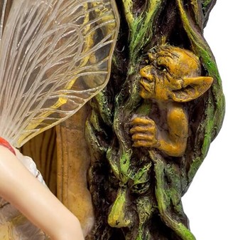 Magisk Fe-Statuette. Polyresin Figur af Smuk Fe ved Lysende Skovdør