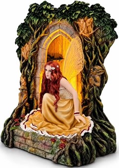 Magisk Fe-Statuette. Polyresin Figur af Smuk Fe ved Lysende Skovdør