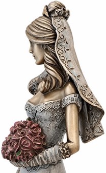 BRYLLUPSFIGUR. Smuk bronze figur af bruden med en bryllupsbuket