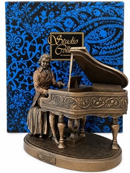 STUE INDRETNING. Unik og realistisk skulptur af Mozart ved klaveret