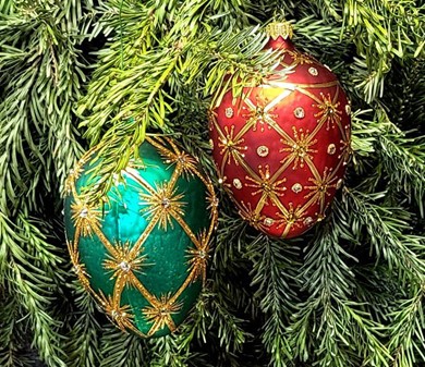 Håndmalet jule glas pynt i rød Fabergé æg form. Julefigur H: 13 cm