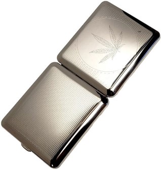 GAVE TIL BEDSTE VEN. Tyske cigaretetui metal med indgraveret Cannabis