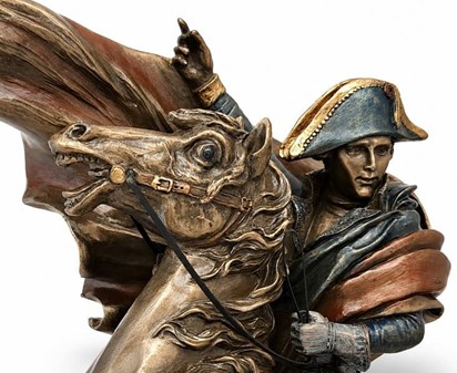 Den ikoniske Napoleon Bonaparte-figur på hesteryg. Skønhed og styrke