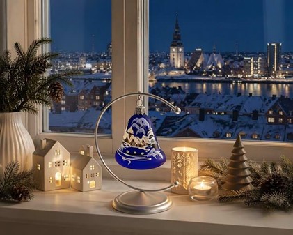 Håndlavede specielle julekugler. Blå juleklokke og hvid vinterlandskab