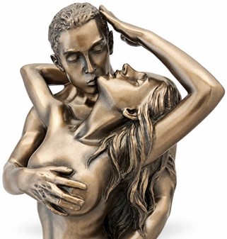 ROMANTISKE FIGURER. Figur af forelsket par i en kærlighed omfavnelse