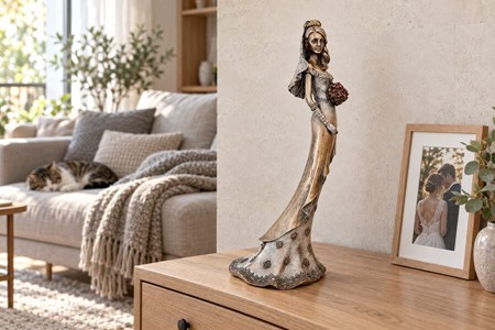 BRYLLUPSFIGUR. Smuk bronze figur af bruden med en bryllupsbuket