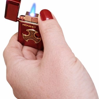 Unik rød turbo lighter. Elegant gave til hende med kraftig flamme