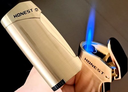 Elegant stormlighter i guld. Pålidelig, vindresistent, kraftig flamme