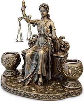 Siddende Justitia med en balancevægt og et sværd. En unik lysestage