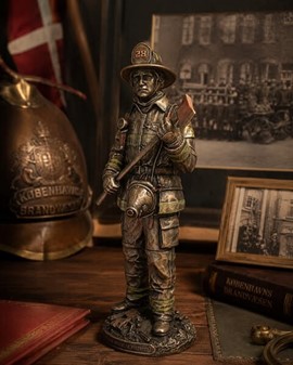 GAVE TIL BRANDMAND. Figur af brandmand i hjelm og med en øks i hånden