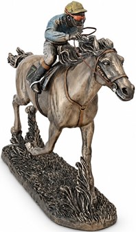 HESTEFIGUR. Imporedende bronzefigur Jockey på hest. Gave til rytter