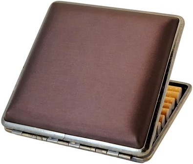 Elegant brunt cigaretetui i metal-satin. Perfekt gave til mænd. 20 stk