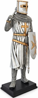 HISTORISK FIGUR. Stående crusader figur med økse og skjold