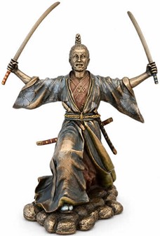 SAMURAI FIGUR. Bronze skulptur af japansk kriger med to sværd