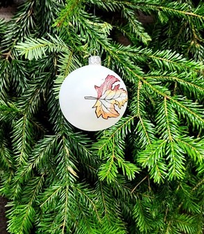Specielle julekugler. Frostet glas mat julekugle med ahornblad. Ø 8 cm