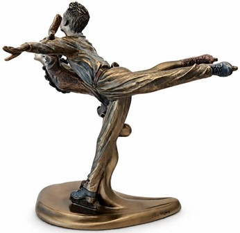 En betagende figur af kunstskøjteløb par. Gaveidé til fans og atleter