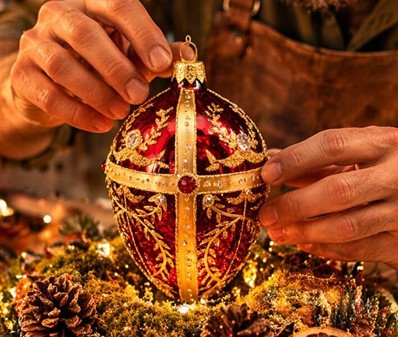 Smuk, håndmalet julepynt i rød Fabergé æg form. Julefigur H: 13 cm