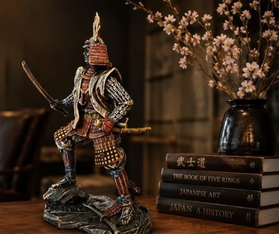JAPANSK SAMURAI. Figur af ridder i traditionelt kostume med katana