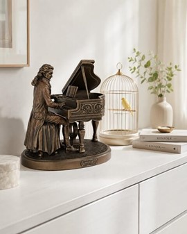 STUE INDRETNING. Unik og realistisk skulptur af Mozart ved klaveret