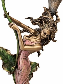 GOD BRYLLUPSGAVE. Art Nouveau lysestage - figur, en kvinde med lilje