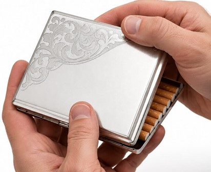 Metal cigaretetui til lange cigaretter. Elegant, stærkt og billigt