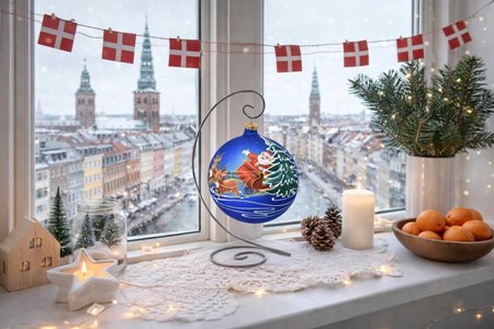 Eventyrlig kongeblå stor julekugle med julemand og kane. Ø 15 cm