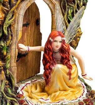Magisk Fe-Statuette. Polyresin Figur af Smuk Fe ved Lysende Skovdør