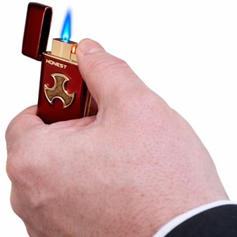 Unik rød turbo lighter. Elegant gave til hende med kraftig flamme
