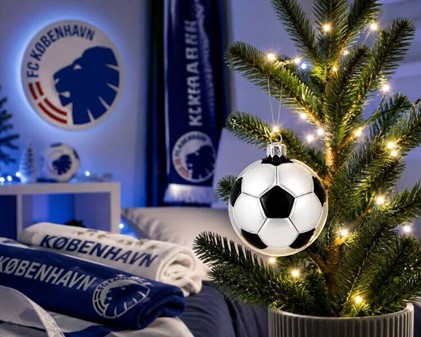 Julepynt fodbold. Glas julekugle i form af sort og sølv fodbold