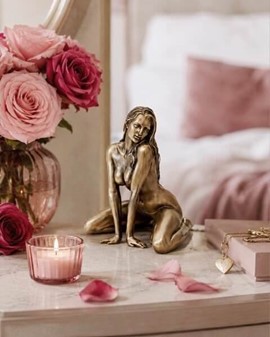 GAVEIDEER TIL MÆND. Flot Veronese bronze figur af en nøgen kvinde