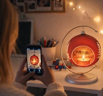 Jule glas lanterne i rød gennemsigtig mat med vinterhytter. Ø 10 cm