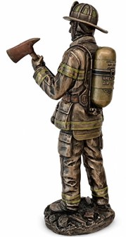 GAVE TIL BRANDMAND. Figur af brandmand i hjelm og med en øks i hånden