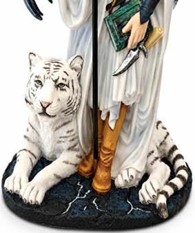 DEKORATION TIL STUEN. Polyresin figur af Troldmand med hvid tiger