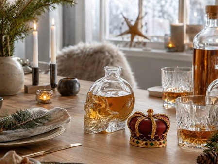 Glaskranie med en kongekrone. Lille dekorativ lommeflaske, karaffel