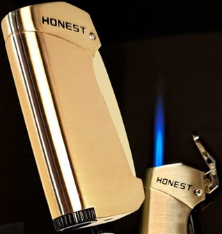 Elegant stormlighter i guld. Pålidelig, vindresistent, kraftig flamme