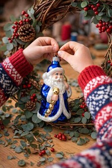 Julepynt online shop. Polsk glas figur af julemand i blå pels. H 11 cm