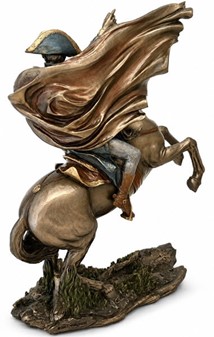 Den ikoniske Napoleon Bonaparte-figur på hesteryg. Skønhed og styrke
