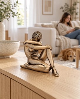 BILLIG KÆRESTE GAVE. Bronze statuette af siddende nøgne kvinde