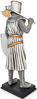 HISTORISK FIGUR. Stående crusader figur med økse og skjold