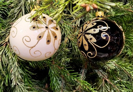 Polsk glas julepynt. Sort juletræskugle glas med gyldent glitterpynt