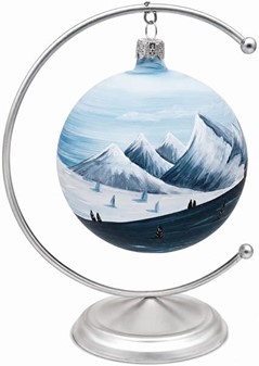 Eksklusiv julepynt. Blå juletræskugle med et vinterlandskab. Ø 10 cm