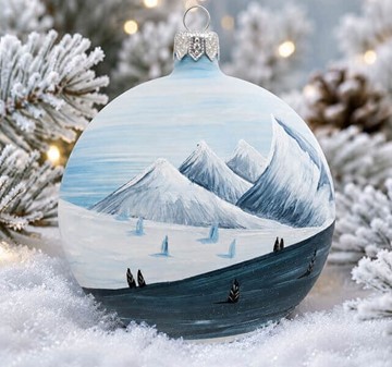 Eksklusiv julepynt. Blå juletræskugle med et vinterlandskab. Ø 10 cm