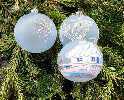 Lyseblå Ismat Julekugler i Glas. Sæt med vintermotiver. Ø 10 cm, 6 stk