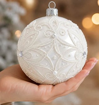 Julepynt butik. Polsk hvid julekugle med hvid dekoration. Ø 10 cm