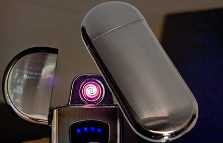Elegant USB-lighter i sort - Vindtæt, genopladelig og miljøvenlig.