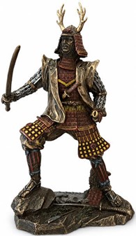 JAPANSK SAMURAI. Figur af ridder i traditionelt kostume med katana